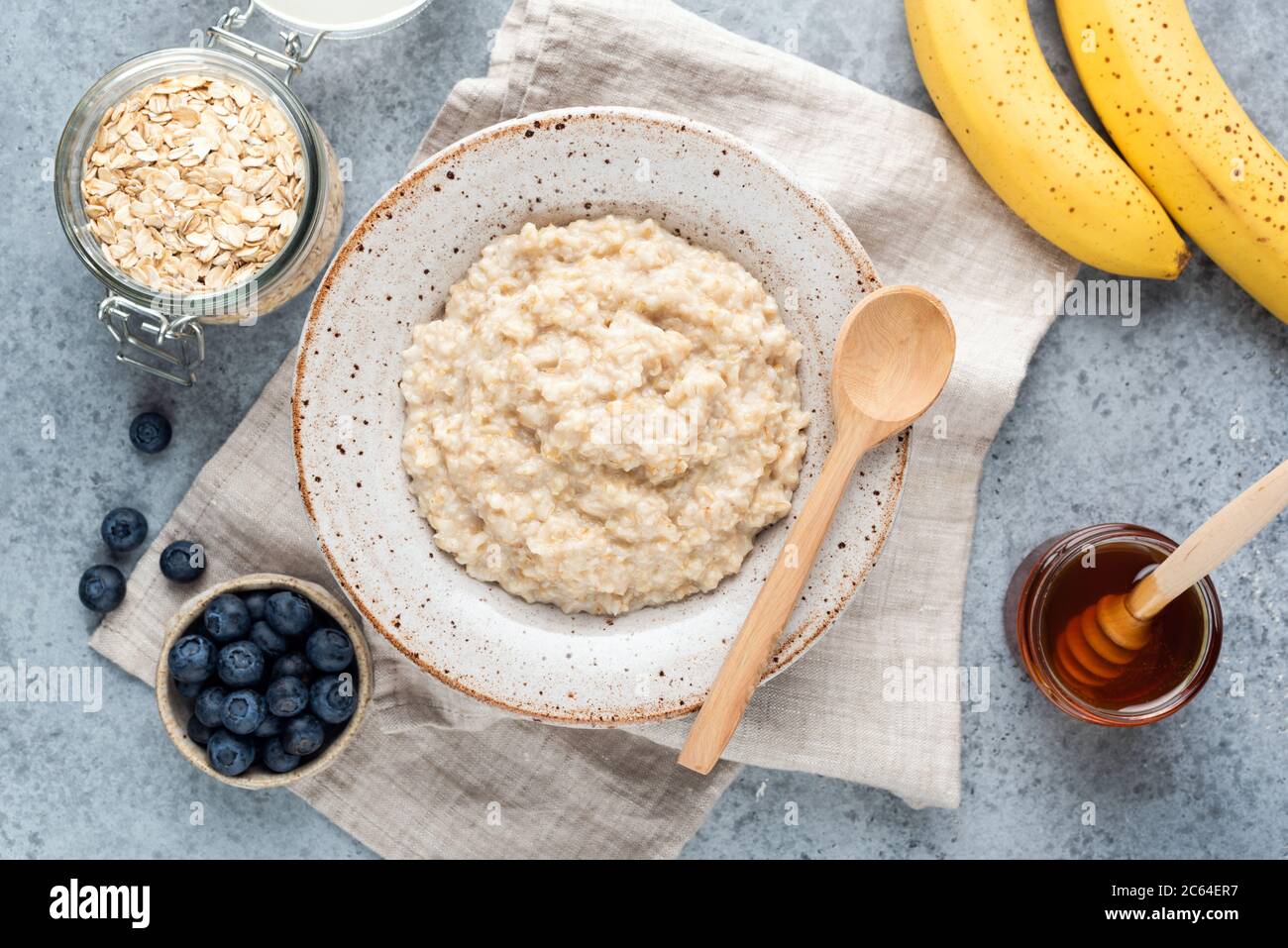 Petit déjeuner sain porridge de flocons d'avoine avec fruits, baies et miel. Flocons d'avoine porridge. Manger propre, dieting concept. Petit-déjeuner végétarien Banque D'Images