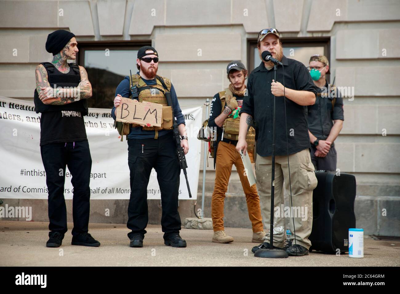 Bloomington, États-Unis. 06e juillet 2020. Un groupe armé de médecins de notre Coalition de la ville se présente aux manifestants du palais de justice du comté de Monroe pendant la manifestation. Les manifestants réclament justice pour Vdhxx Booker, qui aurait été lynché au lac Monroe samedi 4 juillet 2020. Crédit : SOPA Images Limited/Alamy Live News Banque D'Images