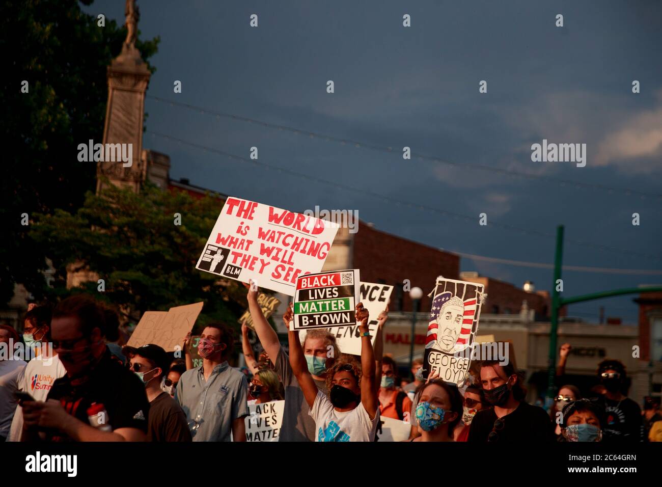 Bloomington, États-Unis. 06e juillet 2020. Les manifestants défilent devant le palais de justice du comté de Monroe pendant la manifestation.les manifestants réclament justice pour Vdhxx Booker, qui aurait été lynché au lac Monroe samedi le 4 juillet 2020. Crédit : SOPA Images Limited/Alamy Live News Banque D'Images