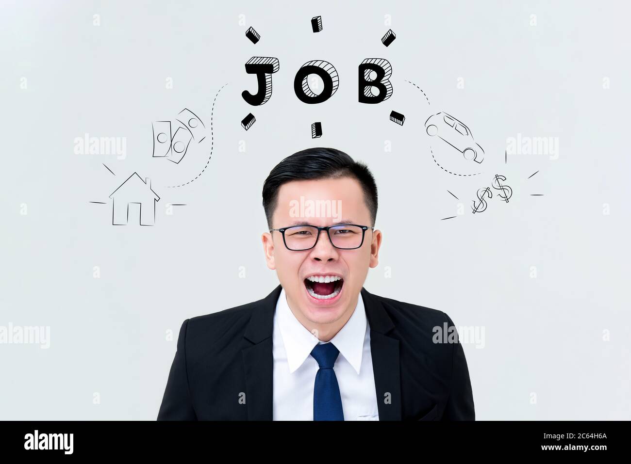 Portrait d'un jeune homme d'affaires asiatique frustré criant désespérément à la recherche d'un emploi dans un studio isolé sur fond gris clair Banque D'Images