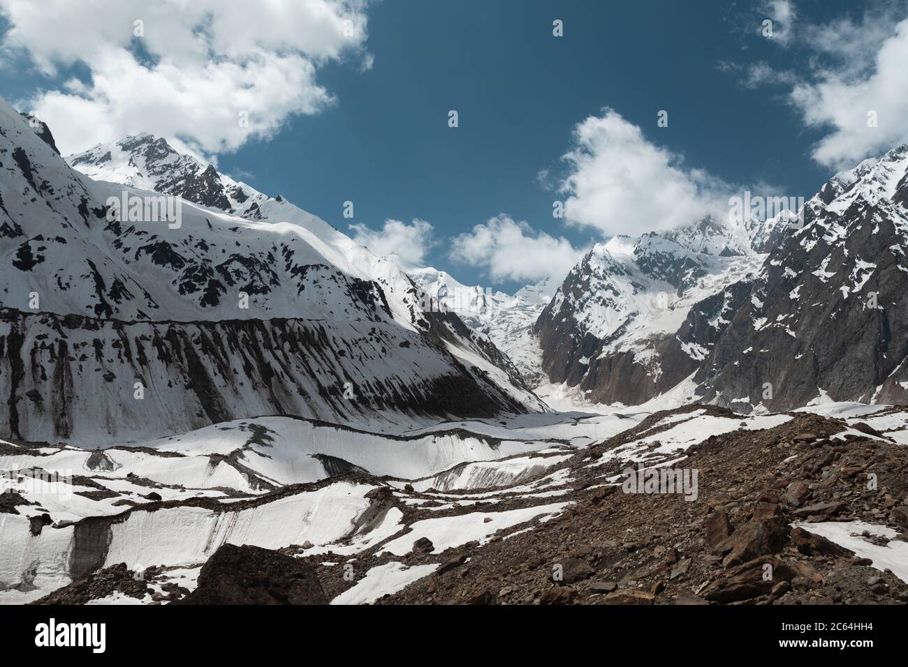 Randonnée sur les champs de neige de l'Himalaya indien avec la vue panoramique de haute altitude des montagnes plus hautes en alpinisme Banque D'Images