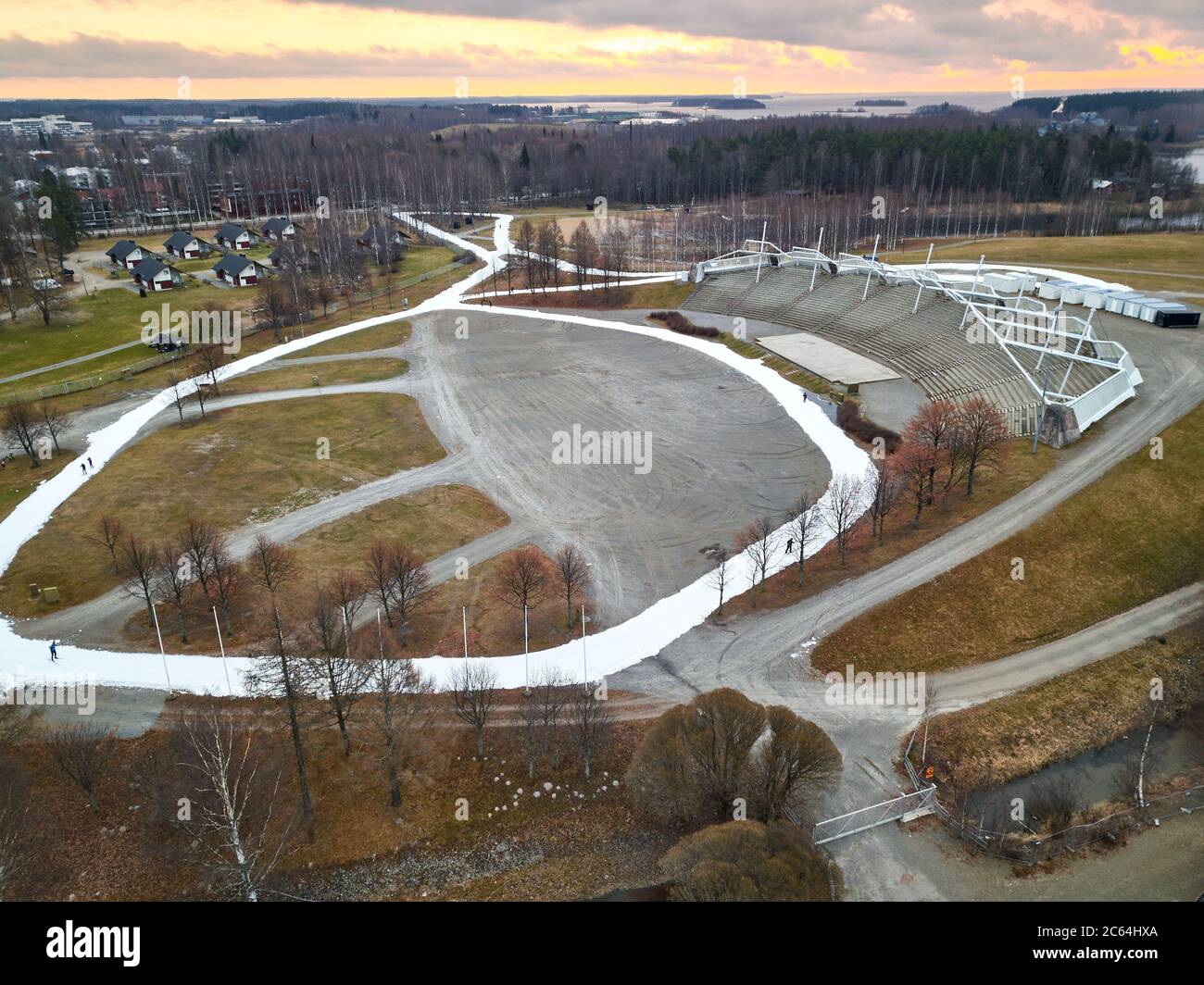 Vue aérienne de la piste de ski en automne, Joensuu, Finlande. Neige préparée pour la piste de ski l'hiver dernier. Banque D'Images