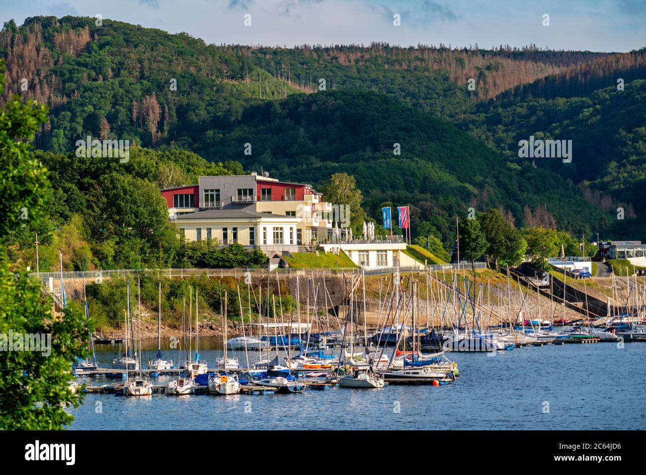 Le Rursee, réservoir dans le parc national de l'Eifel, rive nord-est près de Heimbach, au barrage de Rur Schwammenauel, bateaux à voile à la jetée flottante, se Banque D'Images