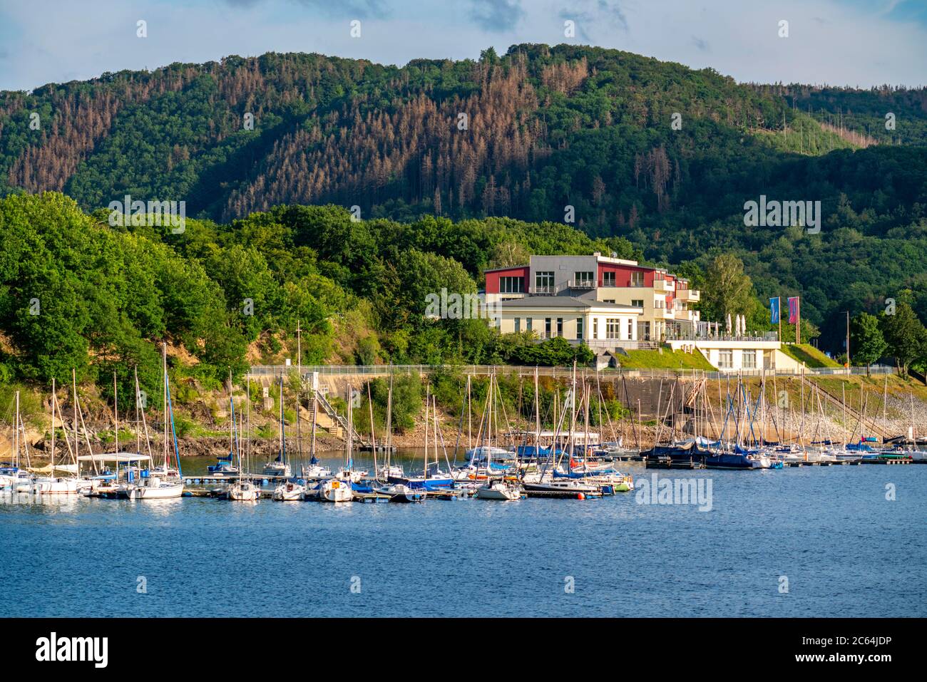 Le Rursee, réservoir dans le parc national de l'Eifel, rive nord-est près de Heimbach, au barrage de Rur Schwammenauel, bateaux à voile à la jetée flottante, se Banque D'Images