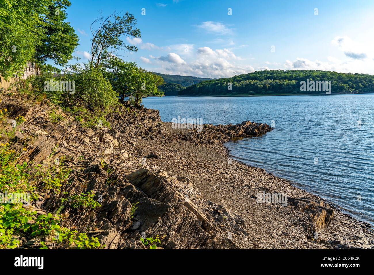 Le Rursee, réservoir dans le Parc National de l'Eifel, rive nord-est près de Heimbach, près du barrage de Rur Schwammenauel, NRW, Allemagne, Banque D'Images Le Rursee, réservoir dans le Parc National de l'Eifel, rive nord-est près de Heimbach, près du barrage de Rur Schwammenauel, NRW, Allemagne, Banque D'Images
