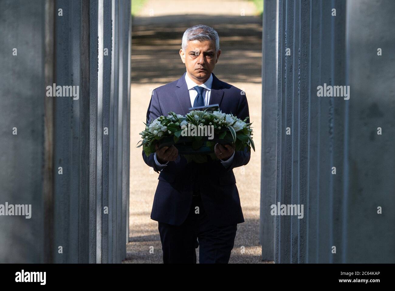 Le maire de Londres, Sadiq Khan, s'approche pour déposer une couronne au London Bombing Memorial à Hyde Park, Londres, à l'occasion du 15e anniversaire des attaques terroristes sur la capitale. Banque D'Images