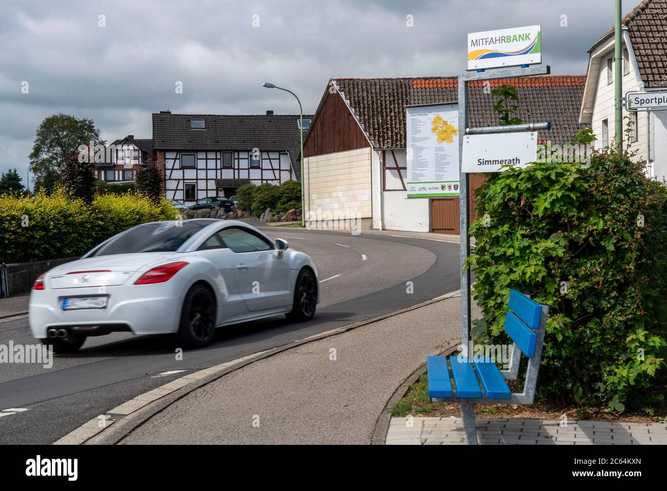 Banc de covoiturage, les gens peuvent attendre ici pour un tour, ils indiquent leur destination par une sélection de signes de nom de lieu, Eifel, Schmidt, NRW, Allemagne, Banque D'Images