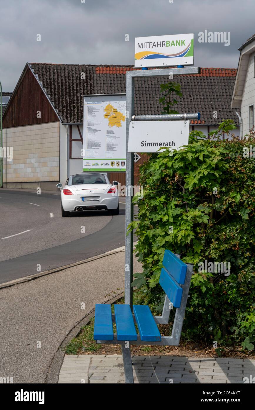 Banc de covoiturage, les gens peuvent attendre ici pour un tour, ils indiquent leur destination par une sélection de signes de nom de lieu, Eifel, Schmidt, NRW, Allemagne, Banque D'Images