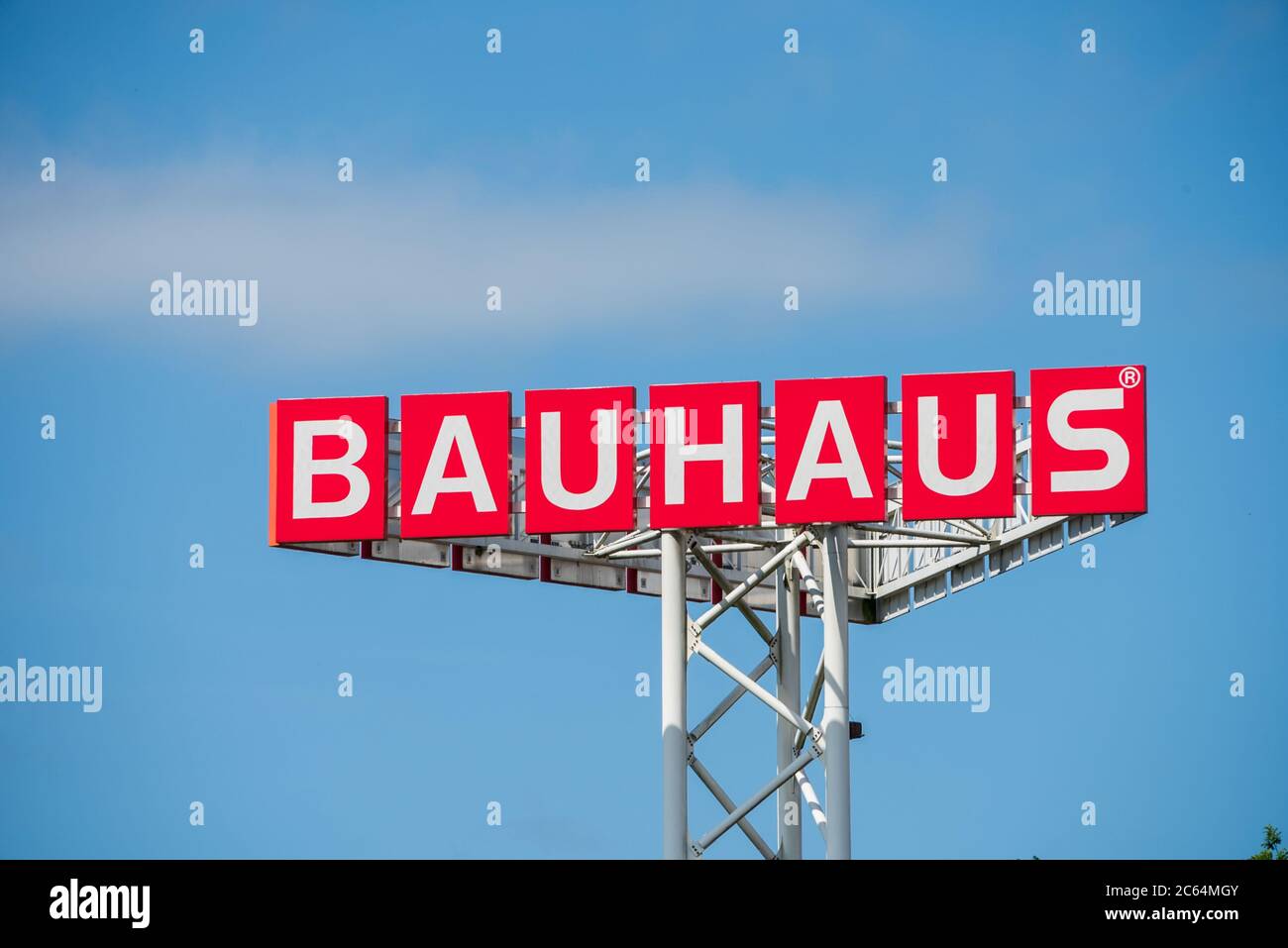 Die Bauhaus AG Werbebanner vor blauem Himmel Banque D'Images