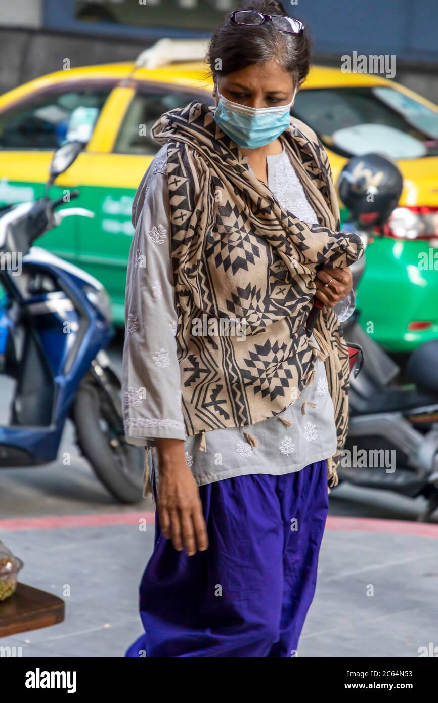 Femme indienne portant un masque facial pendant la pandémie de Covid 19, Bangkok, Thaïlande Banque D'Images
