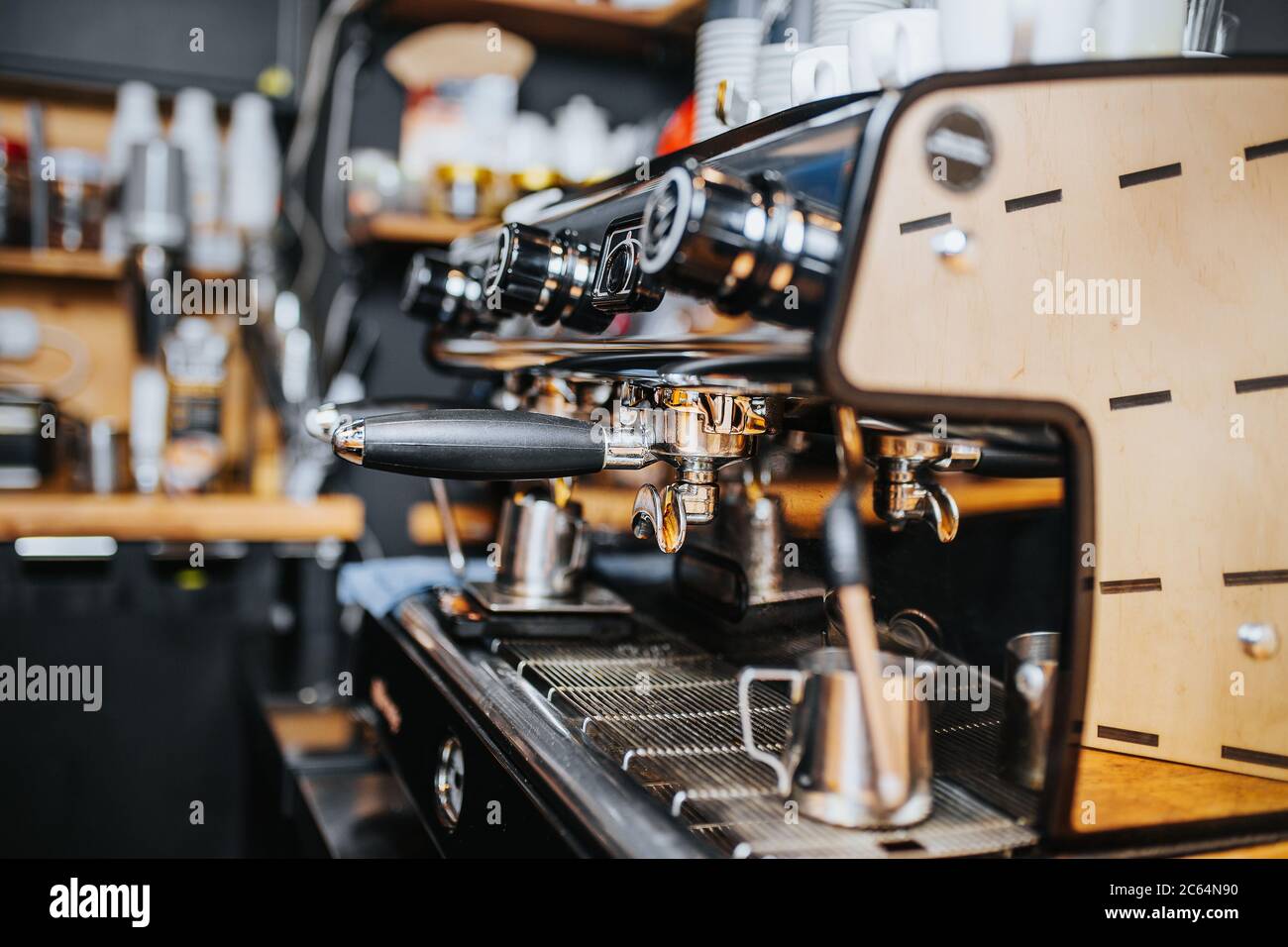 Commercial coffee machine Banque de photographies et d'images à haute  résolution - Alamy