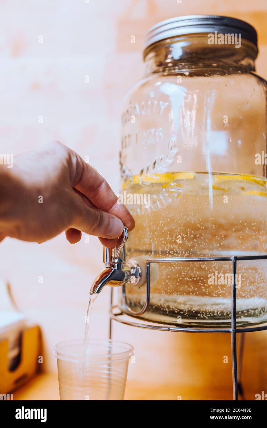 Boisson rafraîchissante à base de vitamine citron dans un grand pot en verre avec robinet Banque D'Images