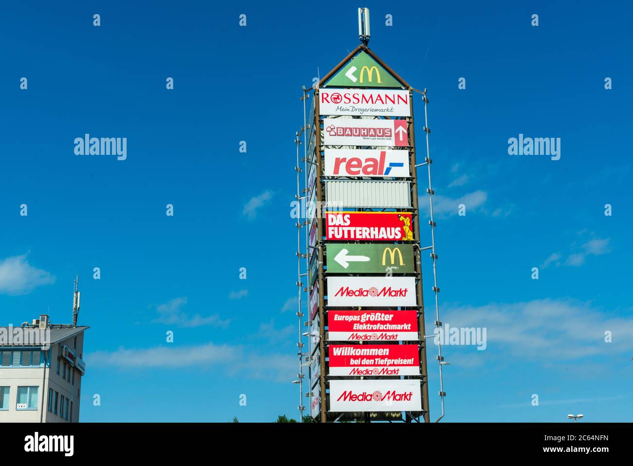 Werbebanner verschidener firmen vor blauem Himmel in einem Gewerbepark nahe Kiel Banque D'Images