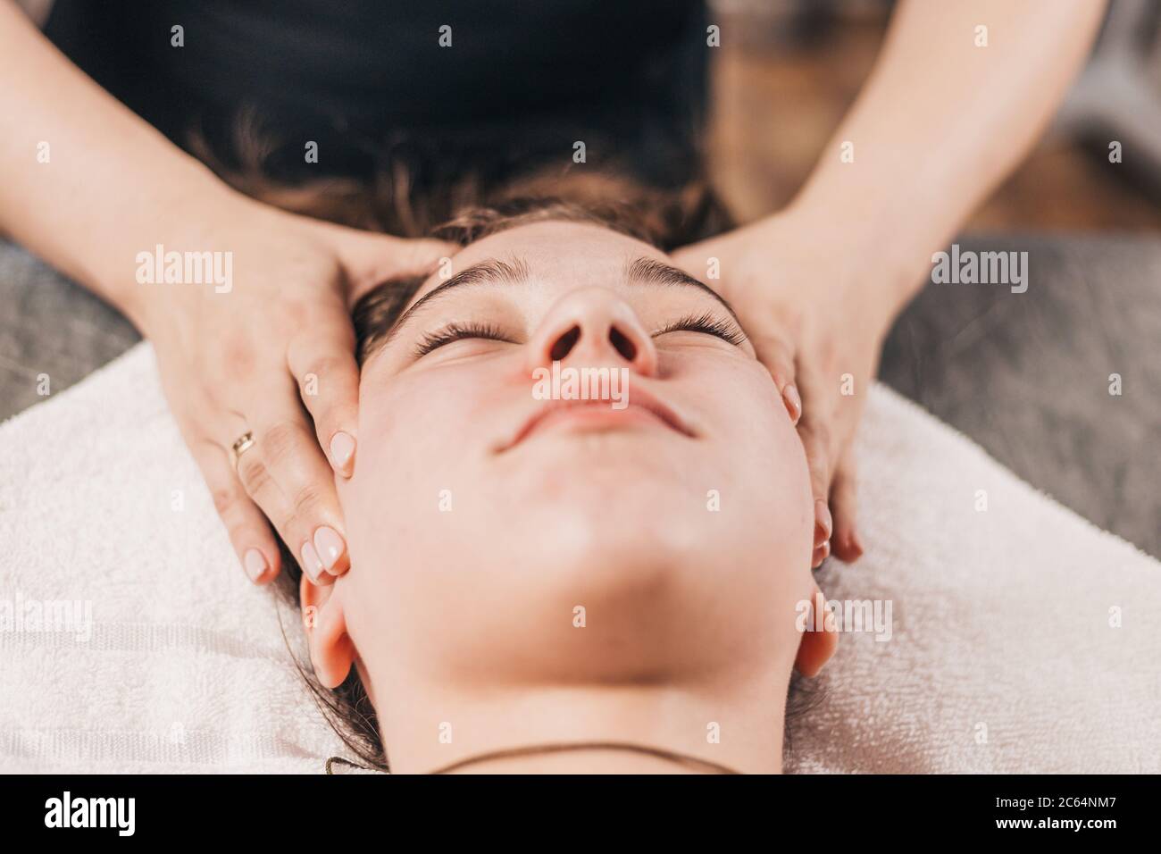 Massage de la région temporelle de la tête - maux de tête, migraine - mains  d'un neurologue au travail Photo Stock - Alamy