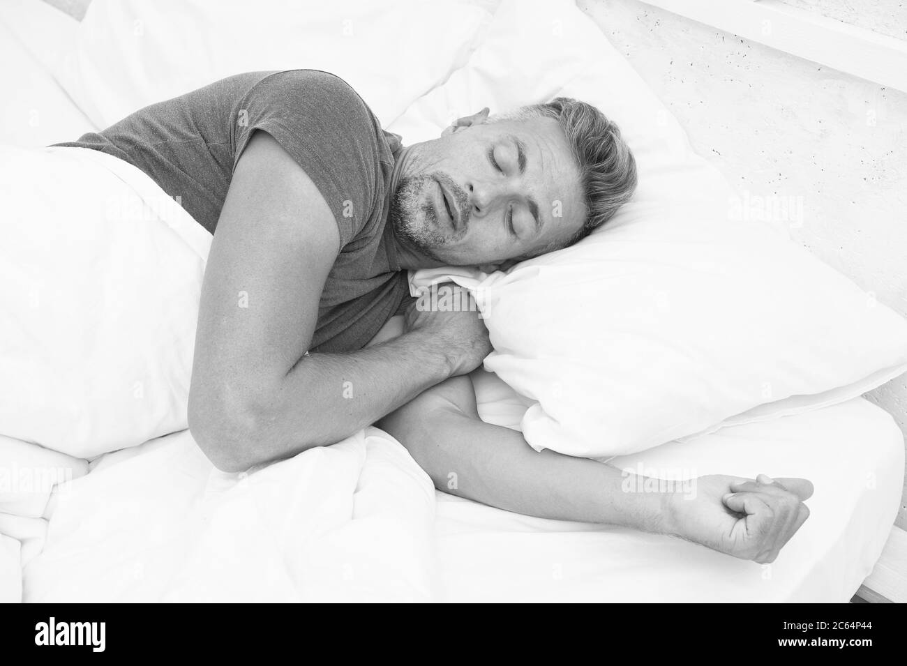Journée Mondiale Du Sommeil. Avantages d'un bon sommeil et d'un sommeil sain. Respirez Facilement, Dormez Bien. Bel homme au lit. Un gars qui dormait à la maison. Homme détendu. Promouvoir la prévention et la prise en charge des troubles du sommeil. Banque D'Images