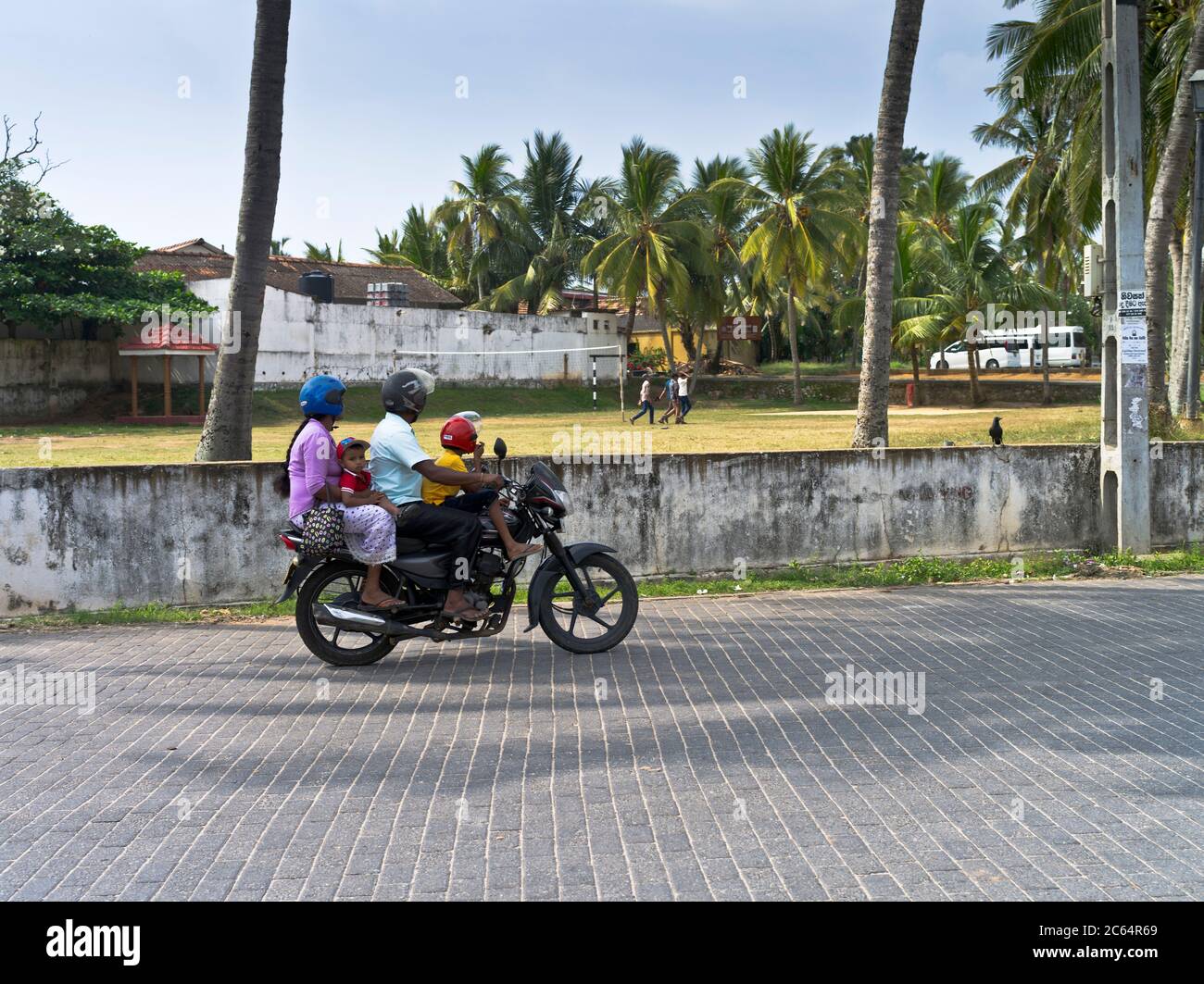 dh famille sur moto GALLE FORT SRI LANKA Riding route casque rider Sri lankan personnes motos asiatiques Banque D'Images