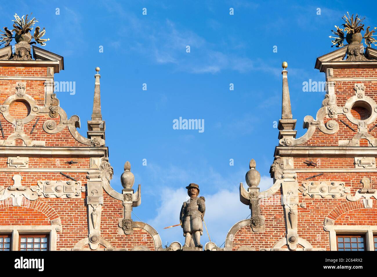 Le grand bâtiment Armoury ou Arsenal dans la vieille ville de Gdansk. Vue à angle bas sur la ligne de toit à pignons, décorée dans le style maniériste. Banque D'Images