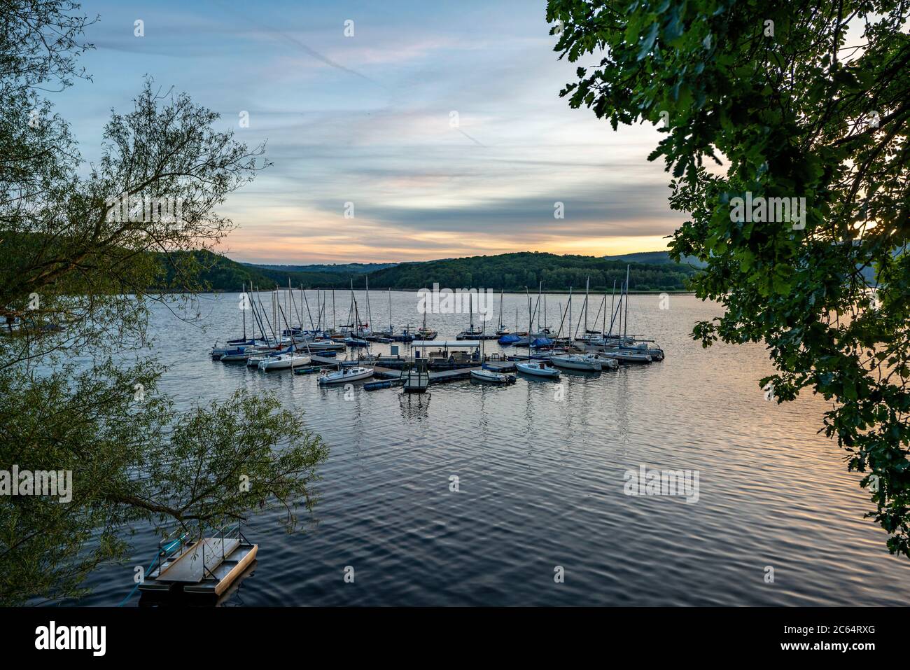 Le Rursee, réservoir dans le Parc National de l'Eifel, rive nord-est près de Heimbach, près du barrage de Rur Schwammenauel, bateaux à voile à la jetée flottante, Banque D'Images