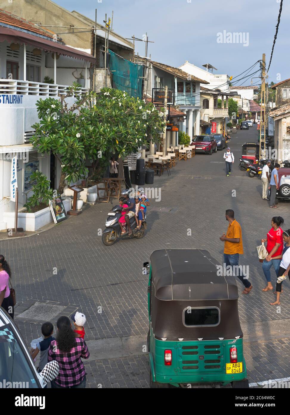 dh famille sur moto GALLE FORT SRI LANKA asiatique Tuk tuk taxicab Street Scene tuks Sri Lankais People Streets Banque D'Images