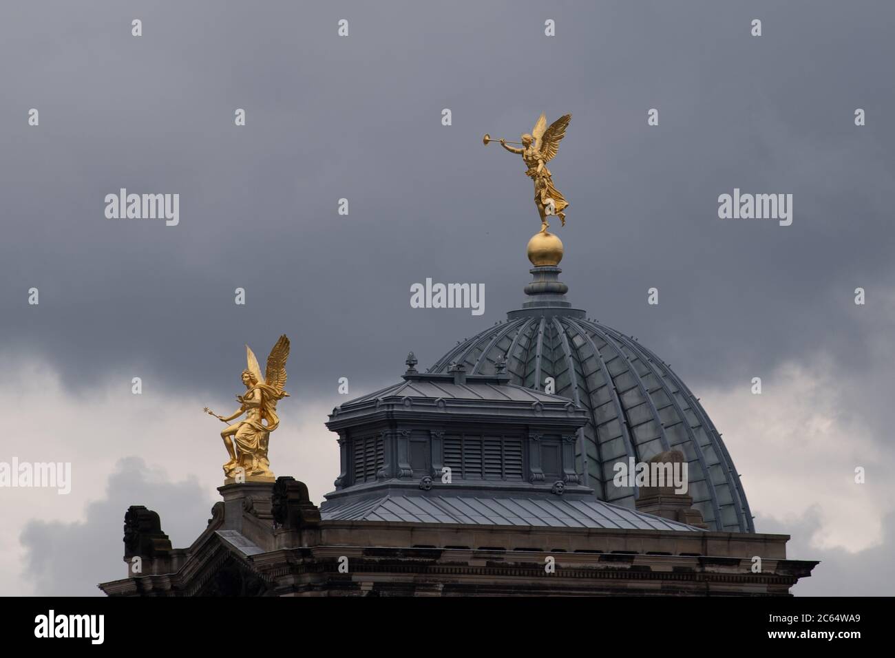 Dresde, Allemagne. 07e juillet 2020. Des nuages sombres passent derrière le dôme en verre de la Hochschule für Bildende Künste avec l'ange trombone Fama. Credit: Sebastian Kahnert/dpa-Zentralbild/ZB/dpa/Alay Live News Banque D'Images