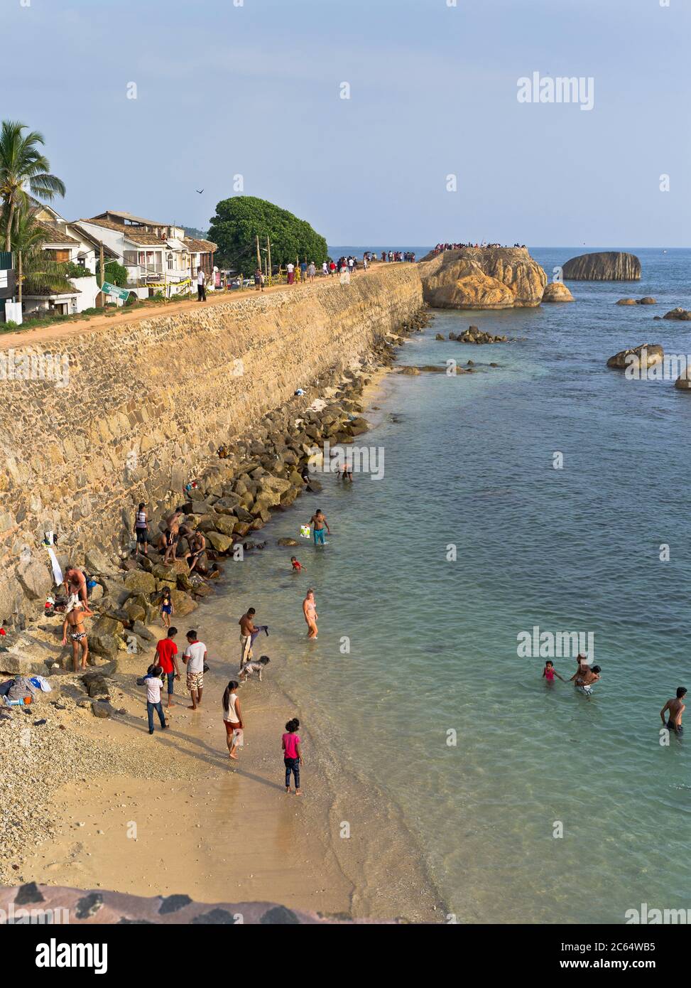 dh forts remparts plages GALLE FORT SRI LANKA Sri Lanka personnes sri lankaises baignant sur la plage Banque D'Images