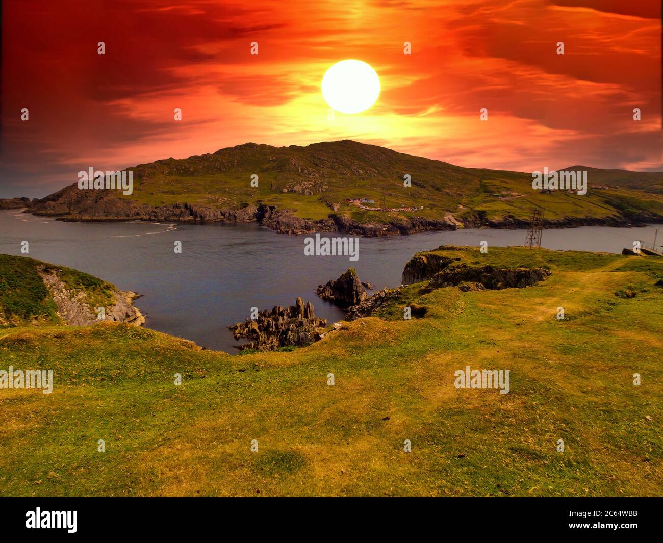 Image d'un magnifique coucher de soleil sur l'île Dursey à la pointe sud-ouest de la péninsule de Beara dans le comté de Cork, en Irlande. Banque D'Images