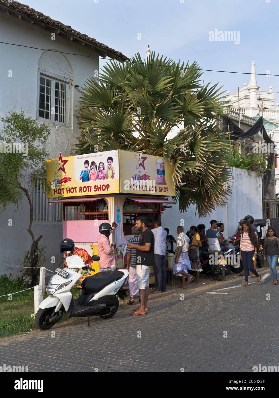dh fast food Hot Roti shop GALLE FORT SRI LANKA fastfood stall gens scène de rue Banque D'Images