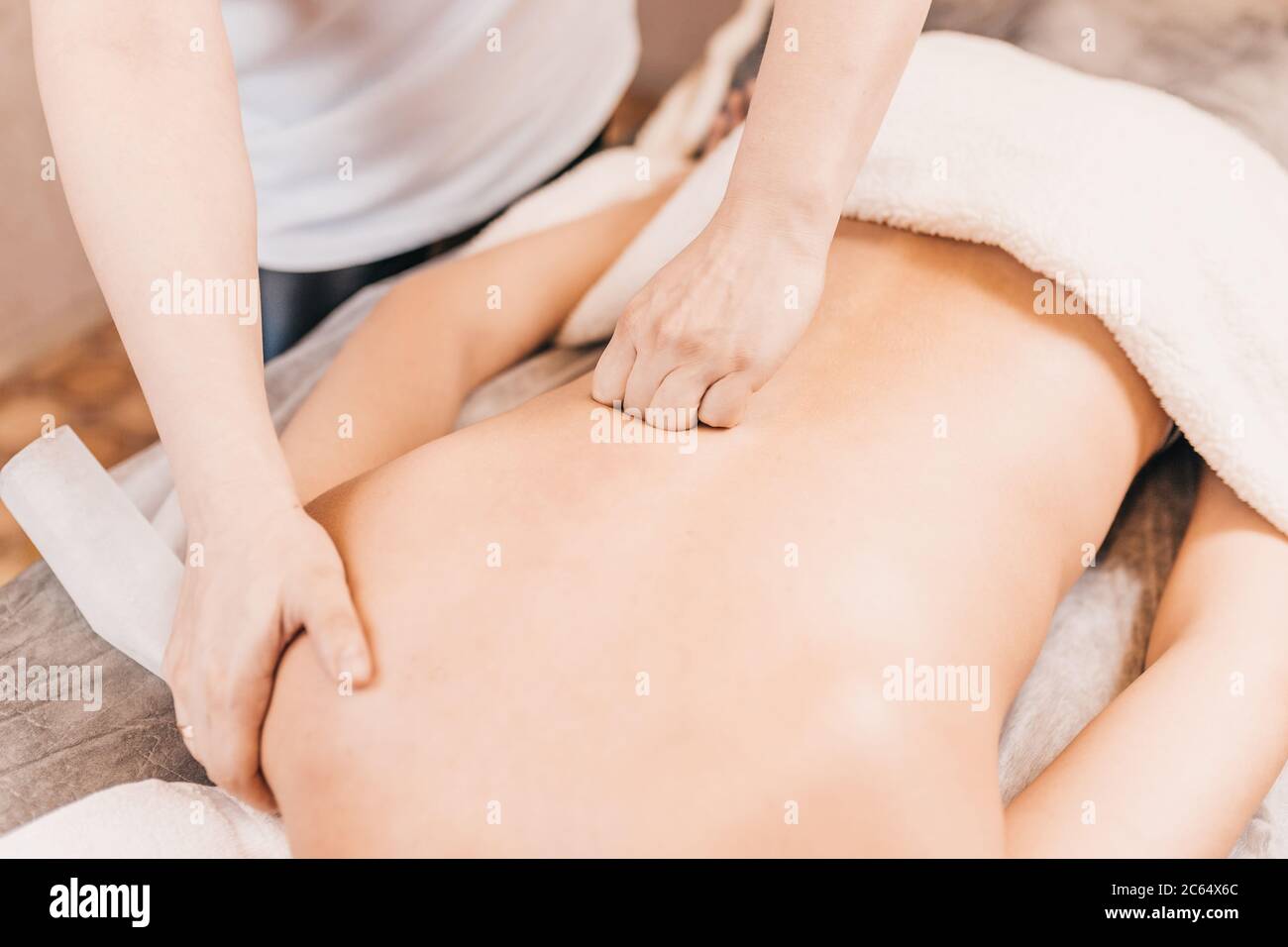 Mains d'un professionnel masseur au travail - un effet dur profond sur les muscles et les tissus d'une personne Banque D'Images