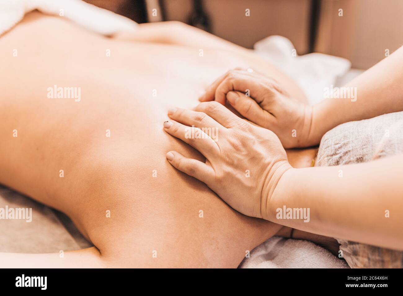 Massage du dos dur à deux mains - impact profond sur les muscles du patient Banque D'Images