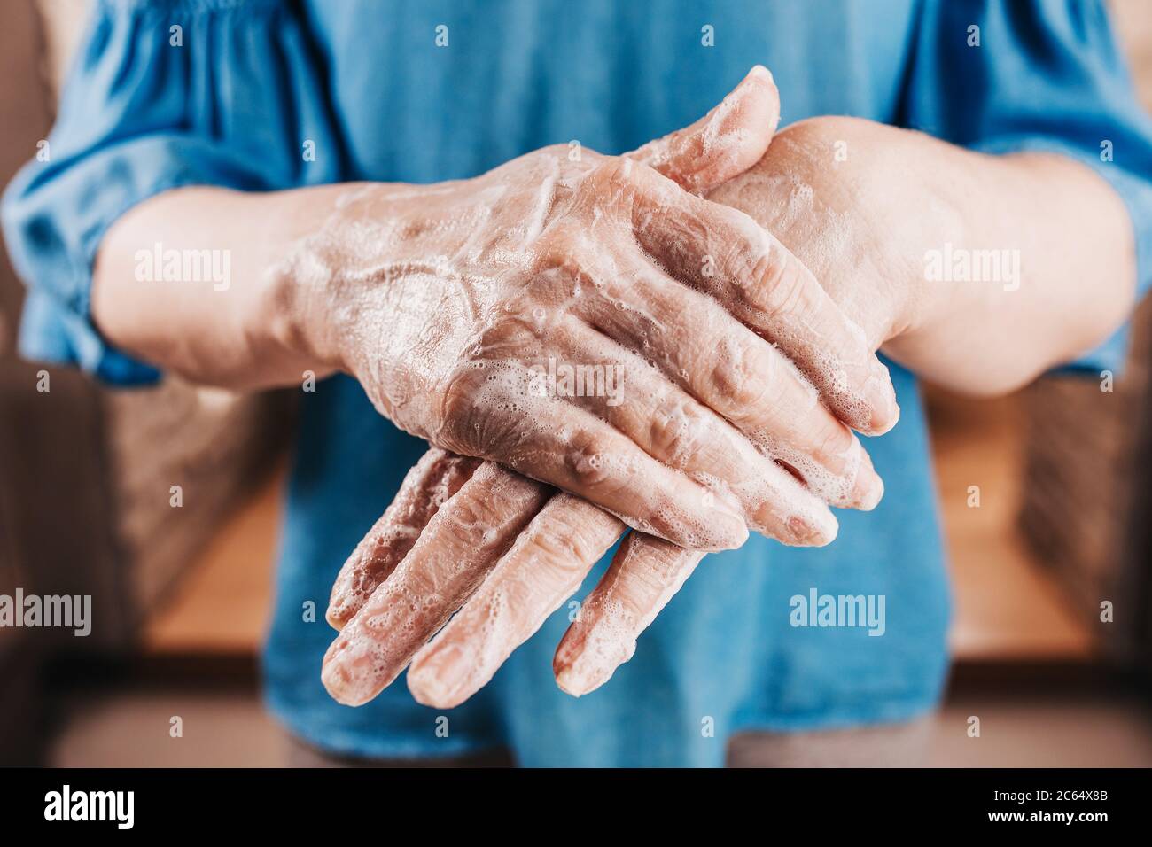 Couche épaisse d'hydratant sur les mains des femmes - soins quotidiens de la peau - traitement anti-âge Banque D'Images