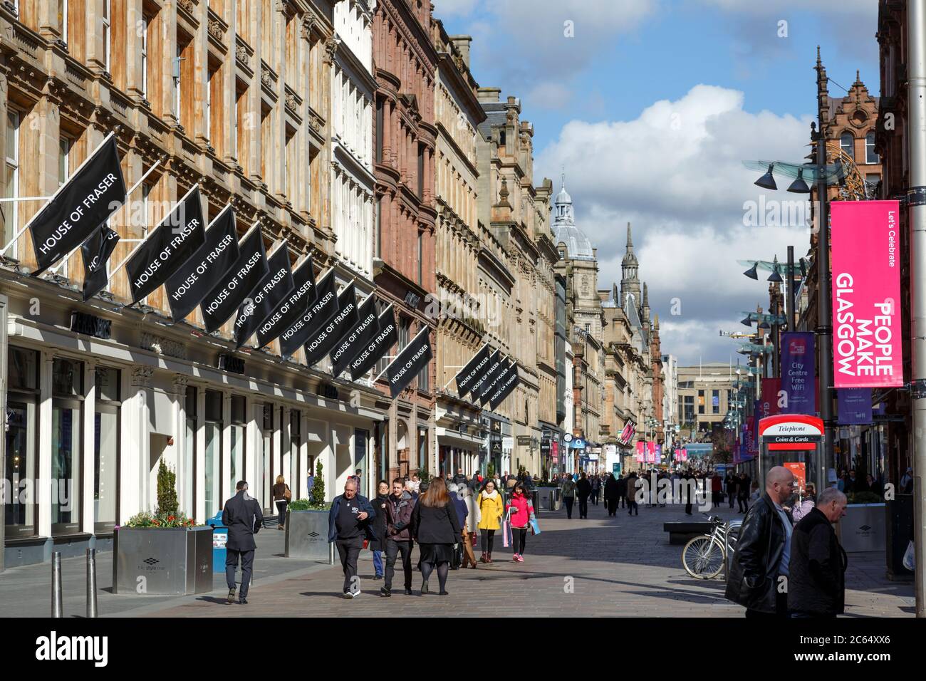 Buchanan Street, centre-ville de Glasgow, personnes marchant au soleil à côté de House of Fraser Department Store, Écosse, Royaume-Uni Banque D'Images