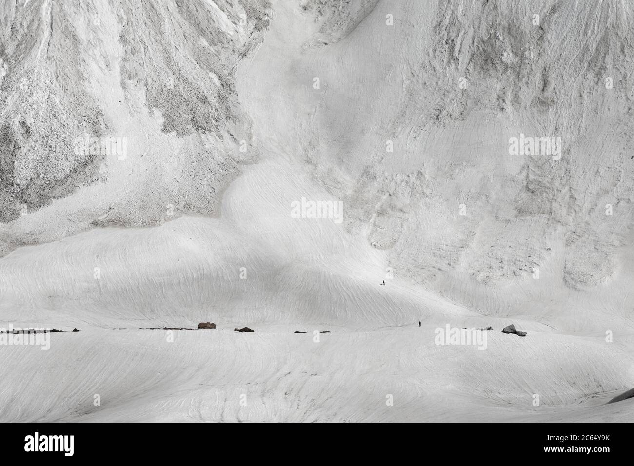 Randonnée sur les champs de neige de l'Himalaya indien avec la vue panoramique de haute altitude des montagnes plus hautes en alpinisme Banque D'Images