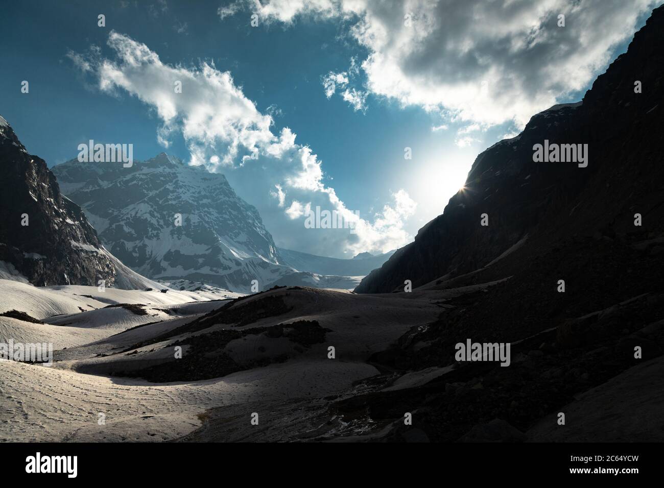 Randonnée sur les champs de neige de l'Himalaya indien avec la vue panoramique de haute altitude des montagnes plus hautes en alpinisme Banque D'Images