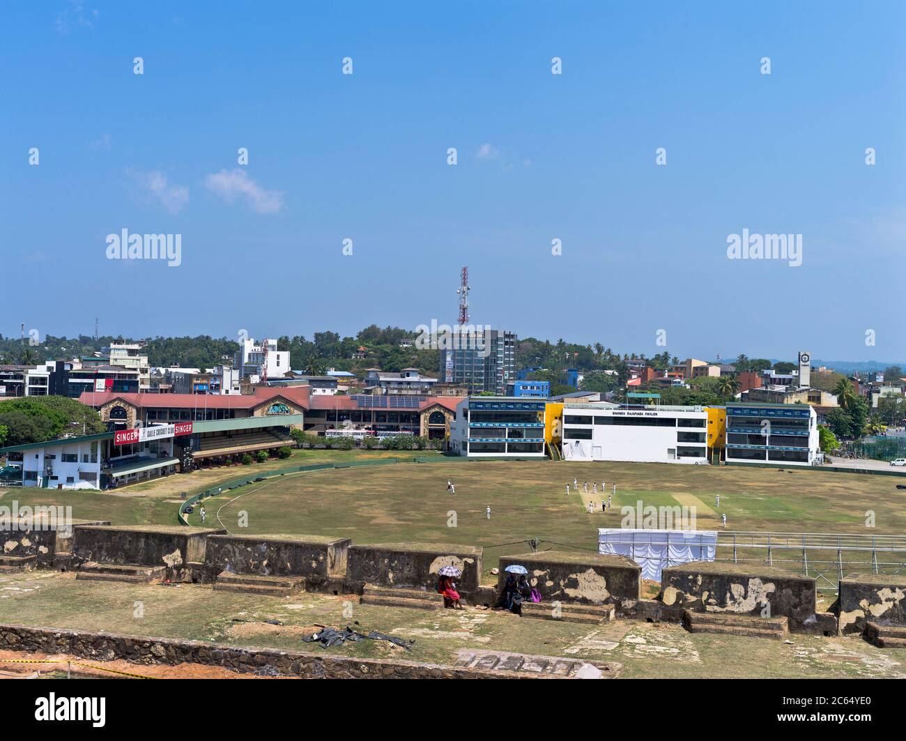 dh Galle terrain de club de cricket GALLE FORT SRI LANKA les gens sur les remparts de la forteresse face au match du stade de cricket sri lankais Banque D'Images