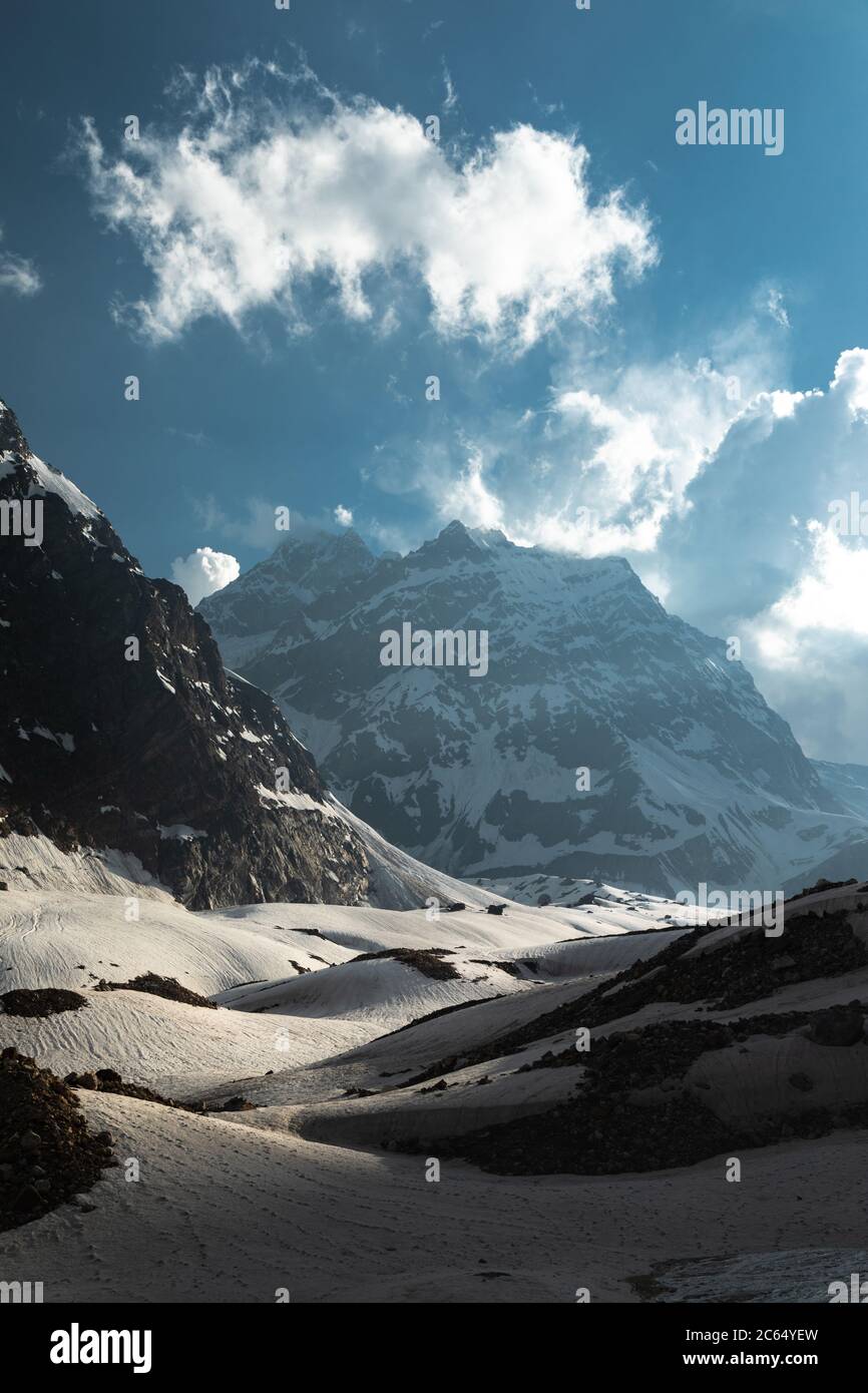 Randonnée sur les champs de neige de l'Himalaya indien avec la vue panoramique de haute altitude des montagnes plus hautes en alpinisme Banque D'Images