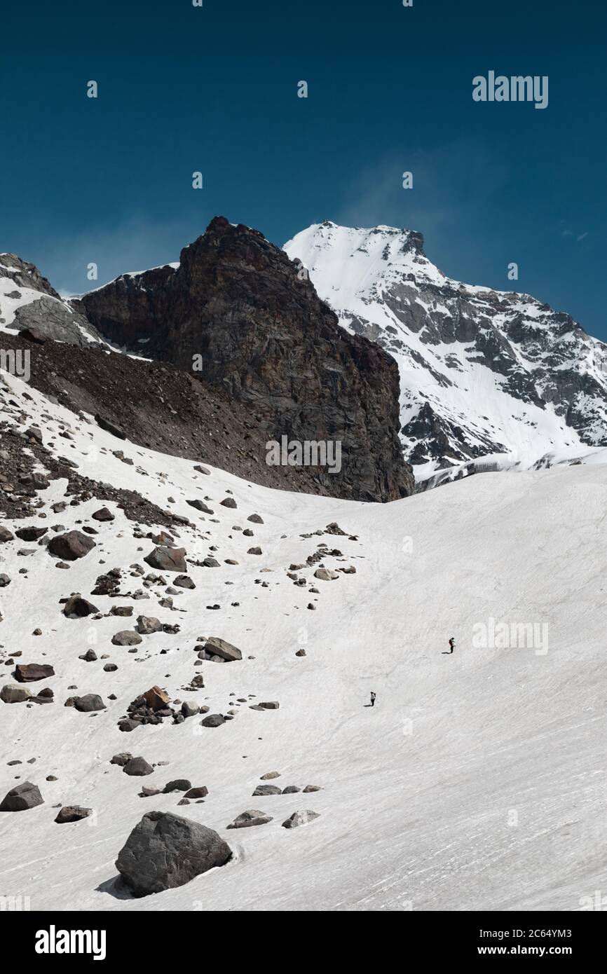 Randonnée sur les champs de neige de l'Himalaya indien avec la vue panoramique de haute altitude des montagnes plus hautes en alpinisme Banque D'Images