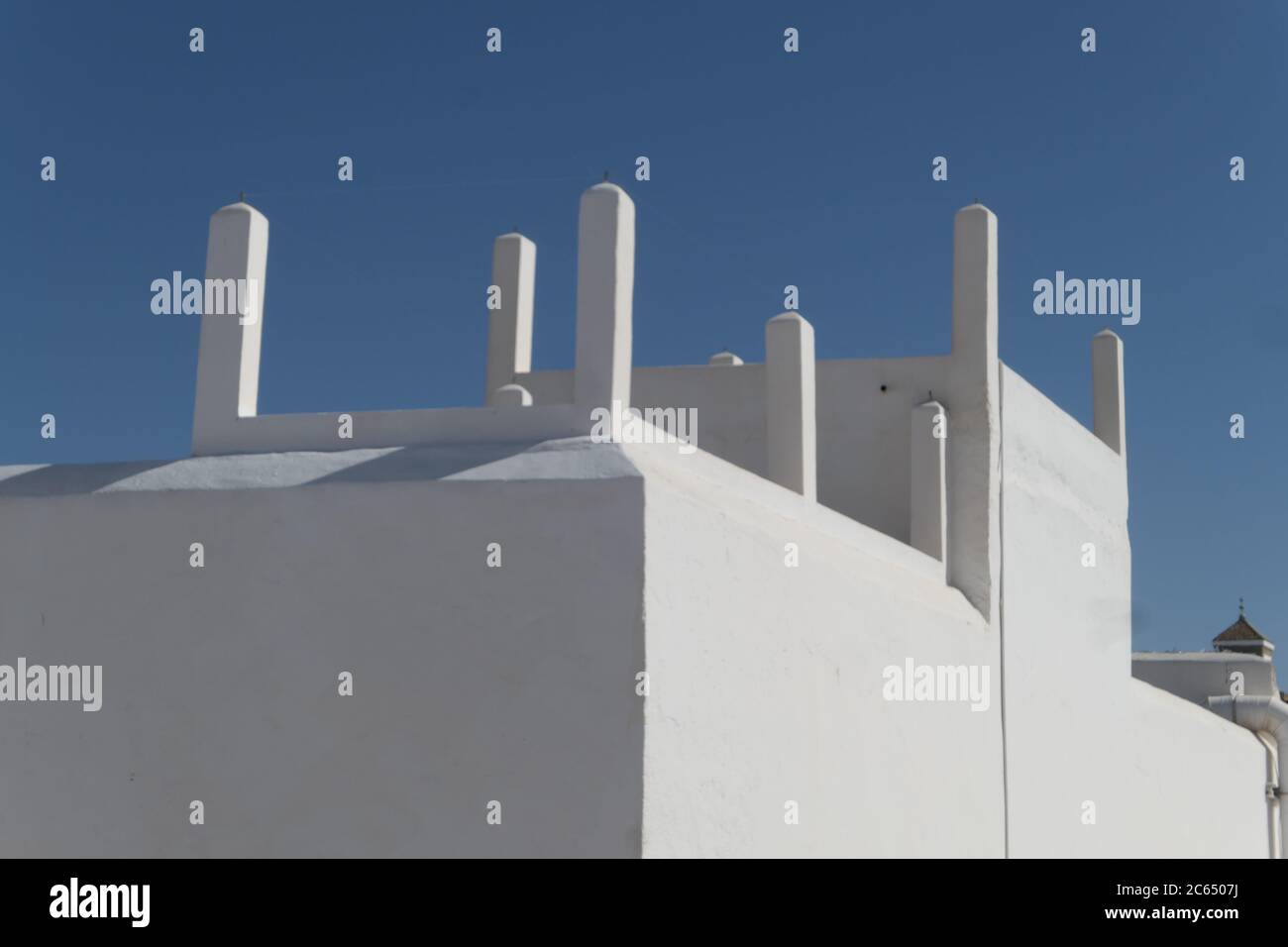 Ciel bleu sur toit blanc à Essaouira Banque D'Images