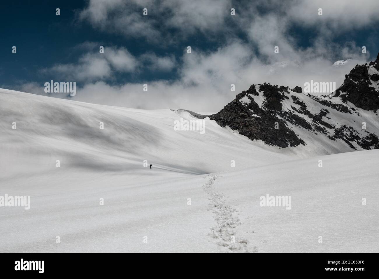 Randonnée sur les champs de neige de l'Himalaya indien avec la vue panoramique de haute altitude des montagnes plus hautes en alpinisme Banque D'Images