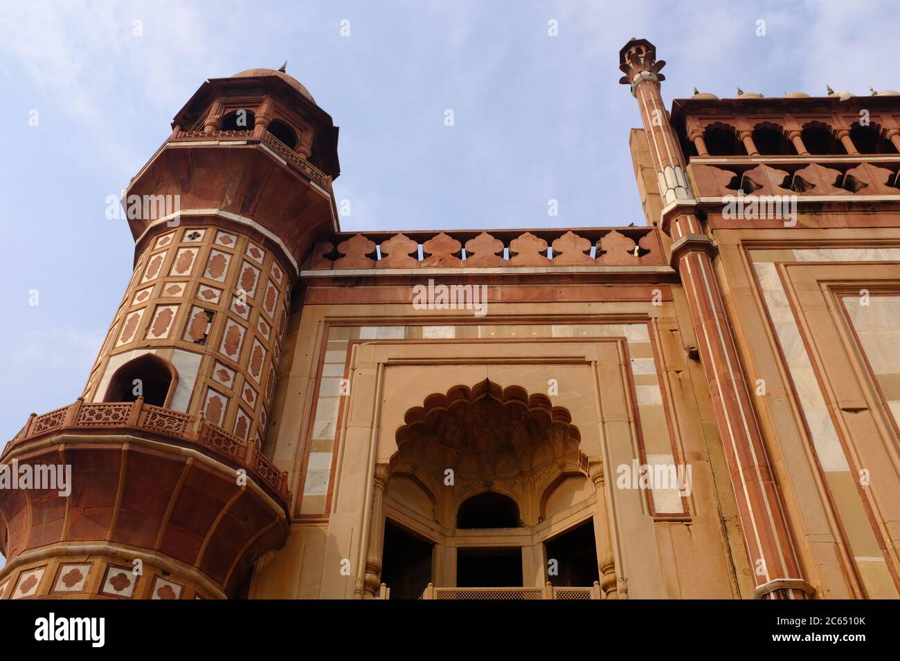 Une photographie mettant en valeur un minaret et un balcon de la tombe de Safdar Jung, Delhi, Inde Banque D'Images