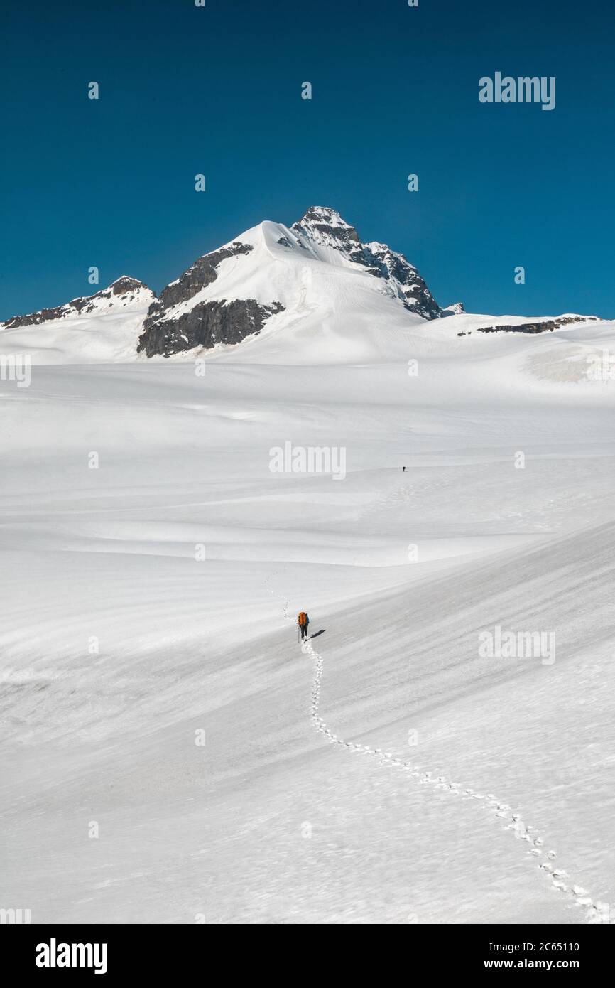 Randonnée sur les champs de neige de l'Himalaya indien avec la vue panoramique de haute altitude des montagnes plus hautes en alpinisme Banque D'Images