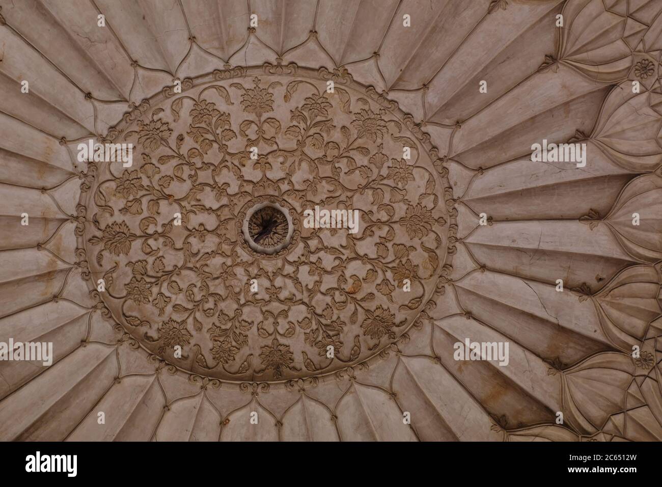 Photographie présentant des motifs sur le plafond de la tombe de Safdar Jang à Delhi, Inde. Banque D'Images