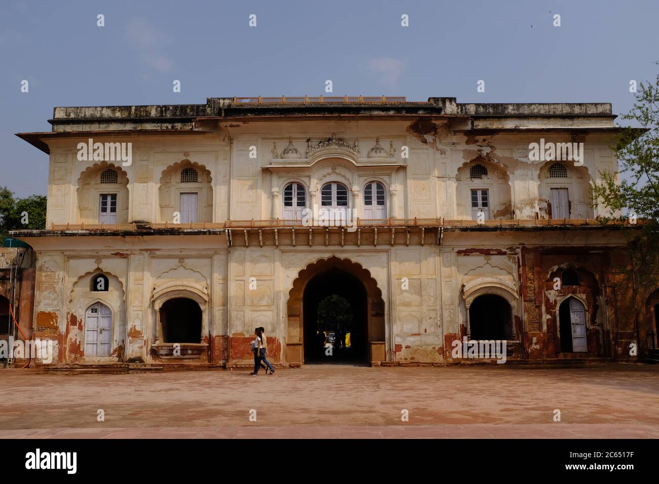 Visiteurs passant par l'entrée principale du tombeau de Safdar Jang à Delhi, Inde Banque D'Images