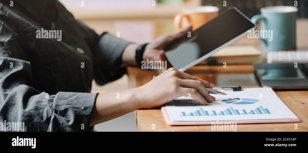 Analyse de femme d'affaires rapport financier avec un ordinateur tablette. Banque D'Images
