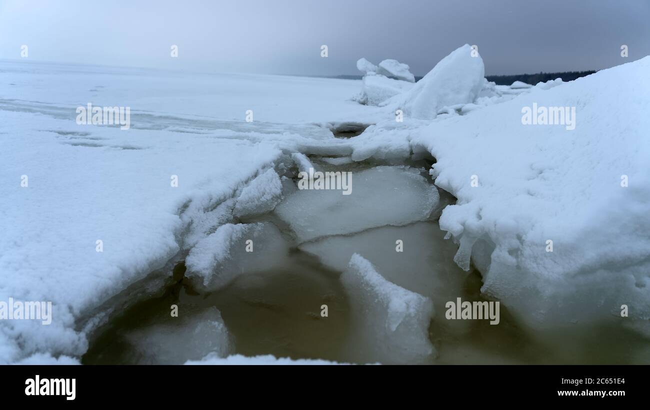 Énorme crête de buttes de glace après une puissante tempête d'hiver. Climat et changements climatiques Banque D'Images