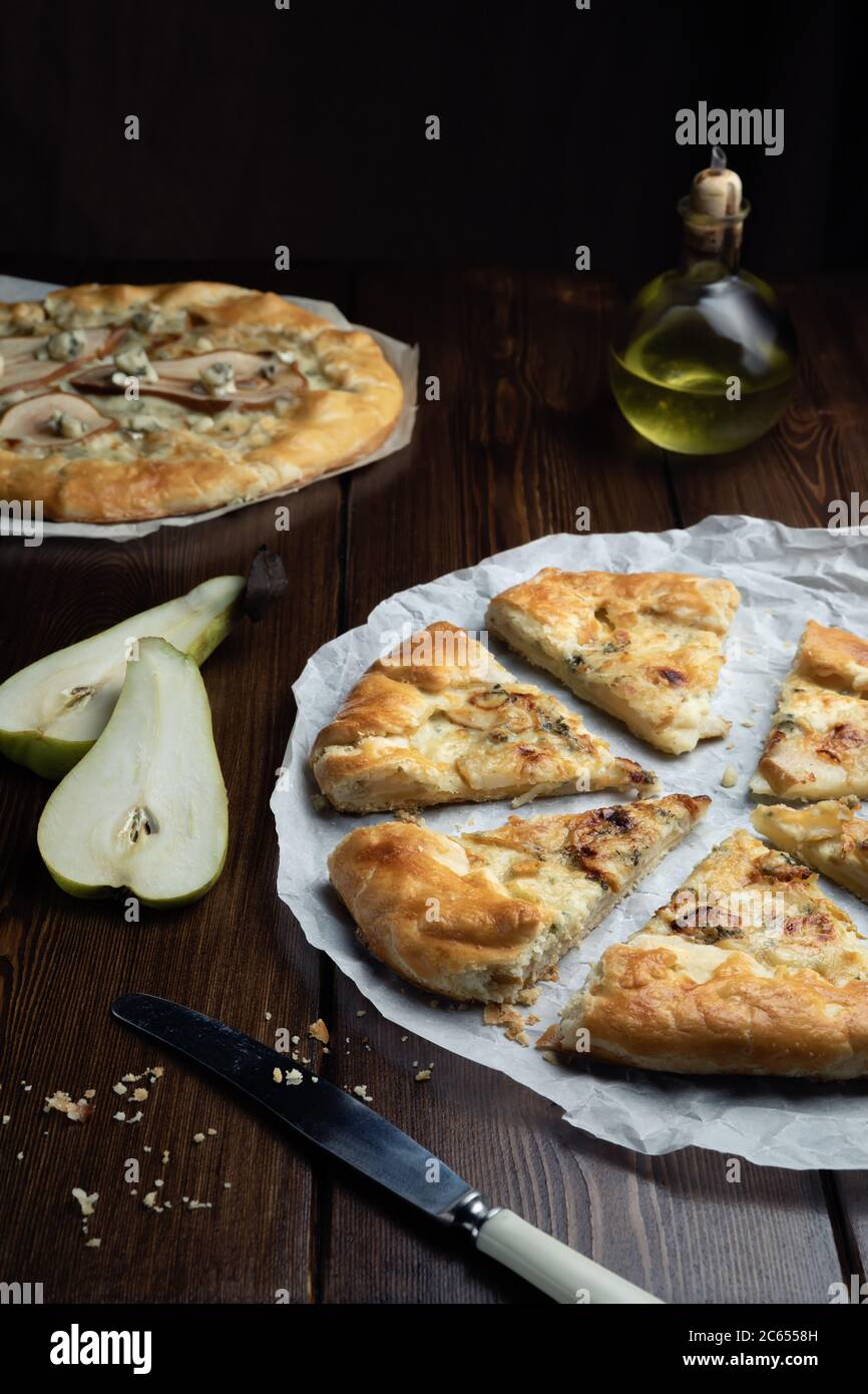 Galette de pâte sablée faite maison avec fromage bleu et poires. Prêt à manger. Cuisiner à la maison Banque D'Images