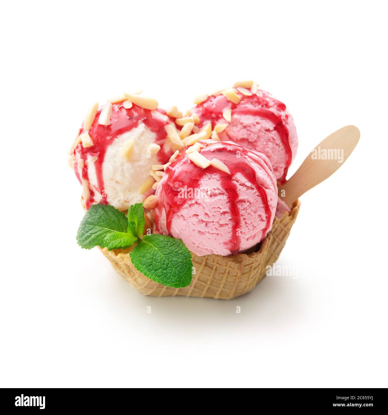 Différentes boules de glace colorées avec sauce à la framboise, amandes et feuilles de menthe dans un panier à gaufres isolé sur fond blanc Banque D'Images
