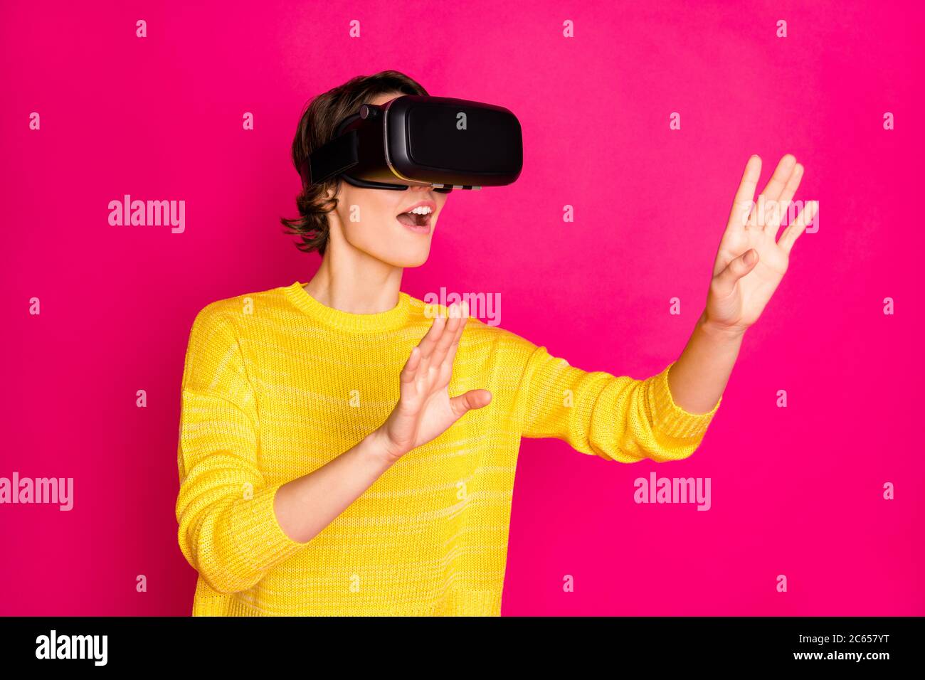 Portrait de la bonne humeur positive jeune fille de l'adolescence ont vr-box jouer jeu de réalité virtuelle recherche cyberespace porter style élégant tendance jaune cavalier isolé Banque D'Images