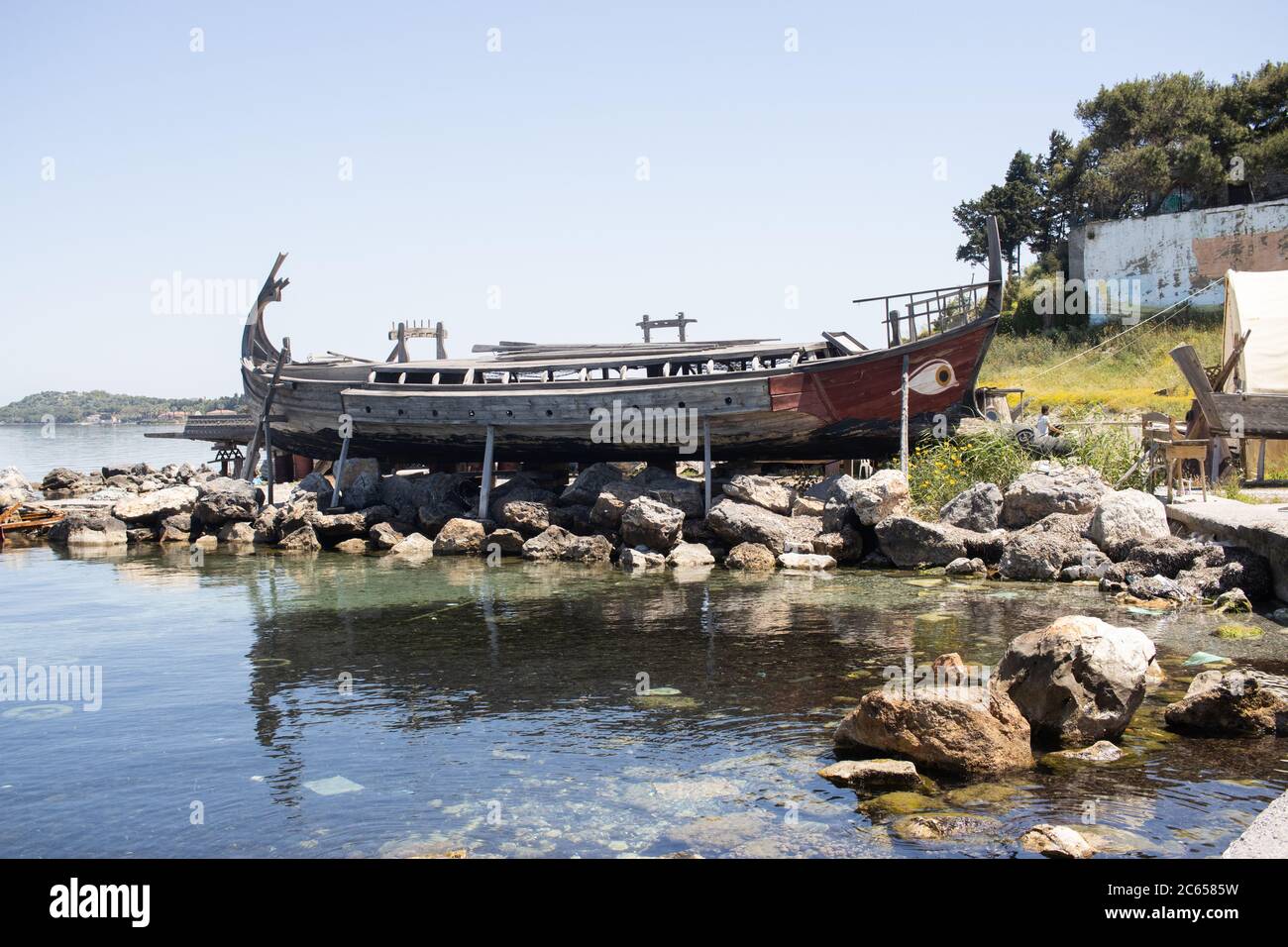 Réplique d'un ancien navire grec en bois à Iskele, Urla, Izmir. Banque D'Images