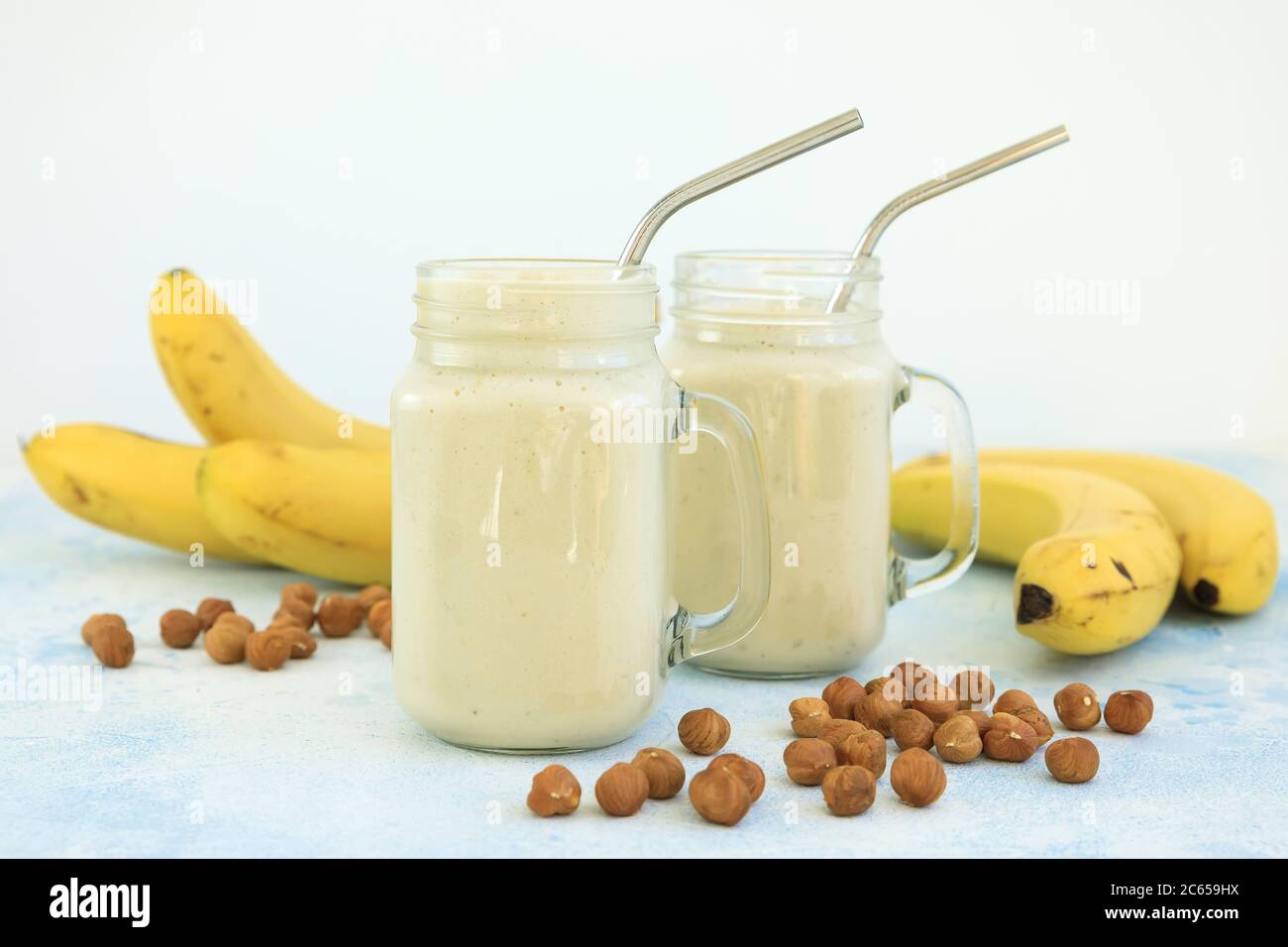 Smoothie à la banane et aux noix. Nourriture végétarienne, régime alimentaire et concept sain Banque D'Images
