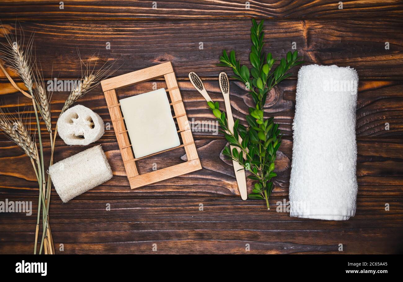 Brosses à dents naturelles en bambou écologique, savon de noix de coco et détergent artisanal Banque D'Images